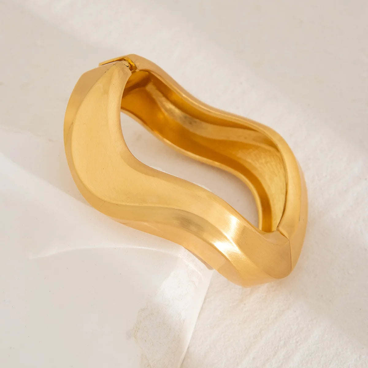 Bracelet manchette large doré pour femme