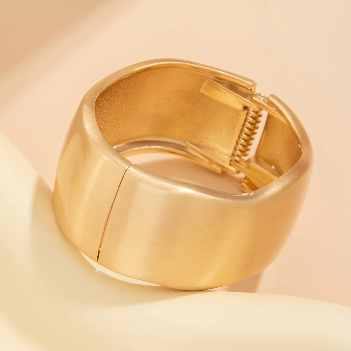 Bracelet manchette large doré pour femme