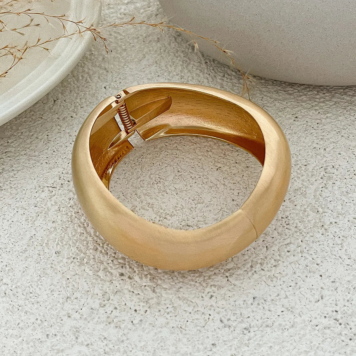 Bracelet manchette large doré pour femme