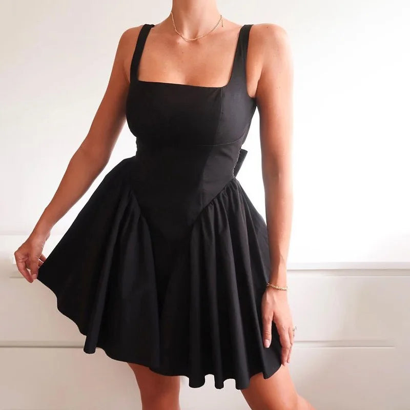 Yasmin - La mini robe romantique à dos nu