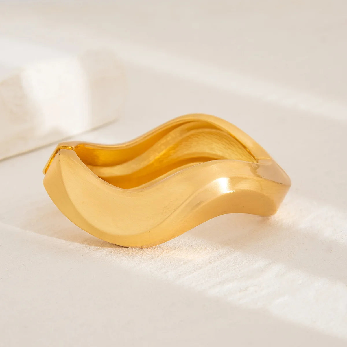 Bracelet manchette large doré pour femme