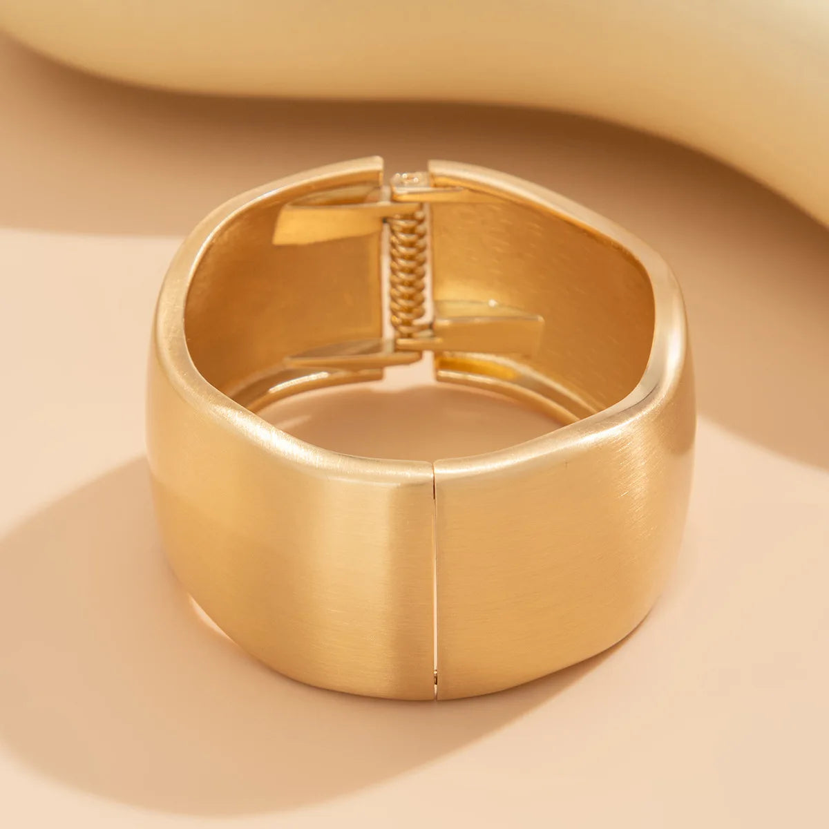 Bracelet manchette large doré pour femme