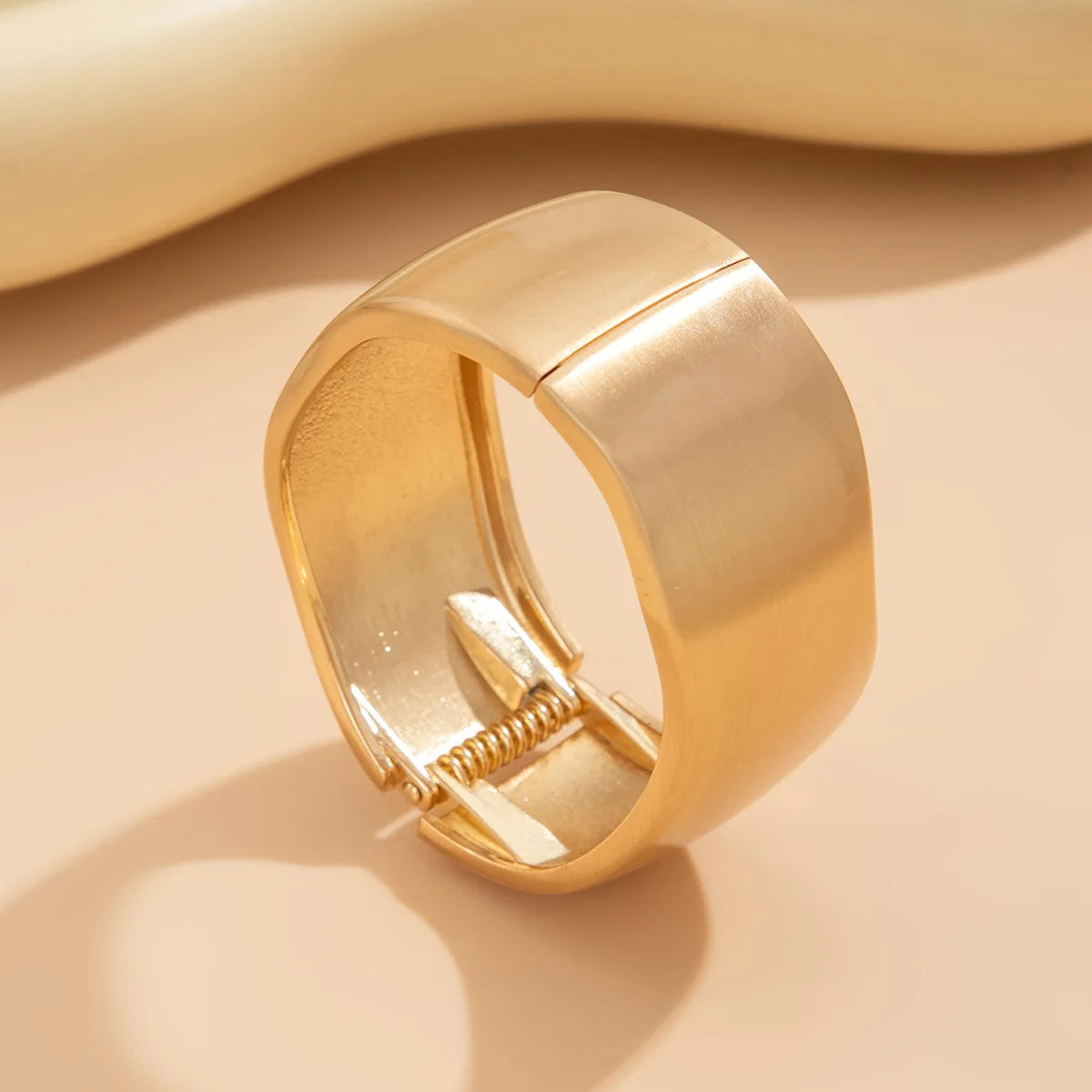 Bracelet manchette large doré pour femme